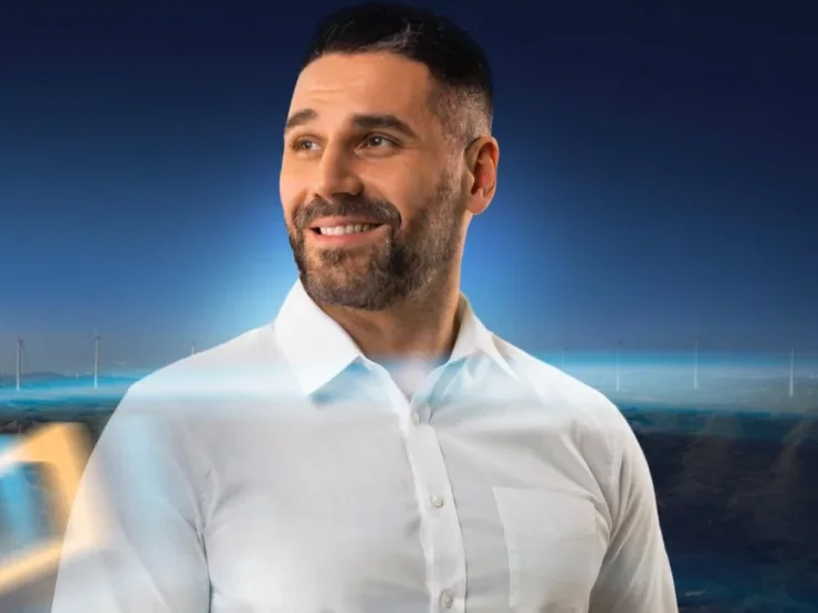 Un empresario sonriente con un celular, pieza de la campaña de ISA