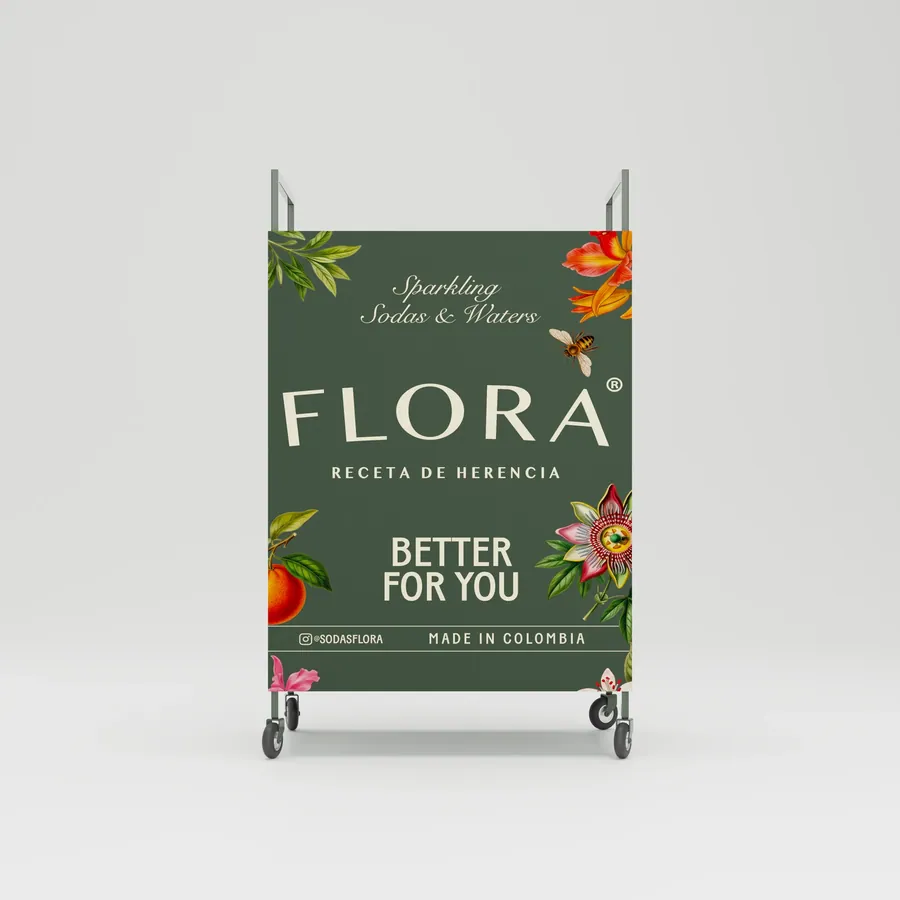 Frente del exhibidor: «Flora · Receta de herencia · Better for you · Made in Colombia»