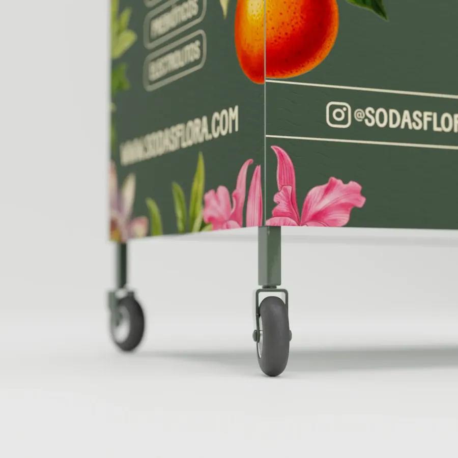 Detalle del costado del exhibidor con la dirección web y el Instagram @sodasflora