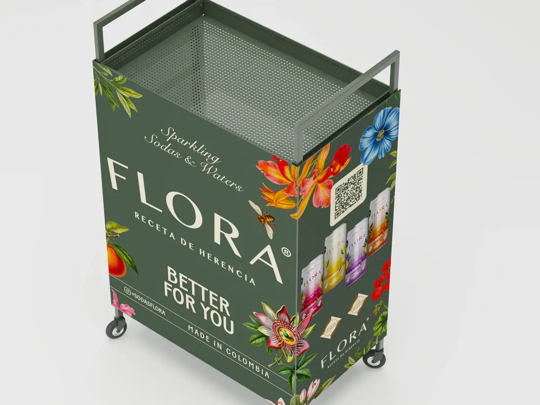 Exhibidor rodante de Flora en vista de tres cuartos, con el logotipo y el código QR