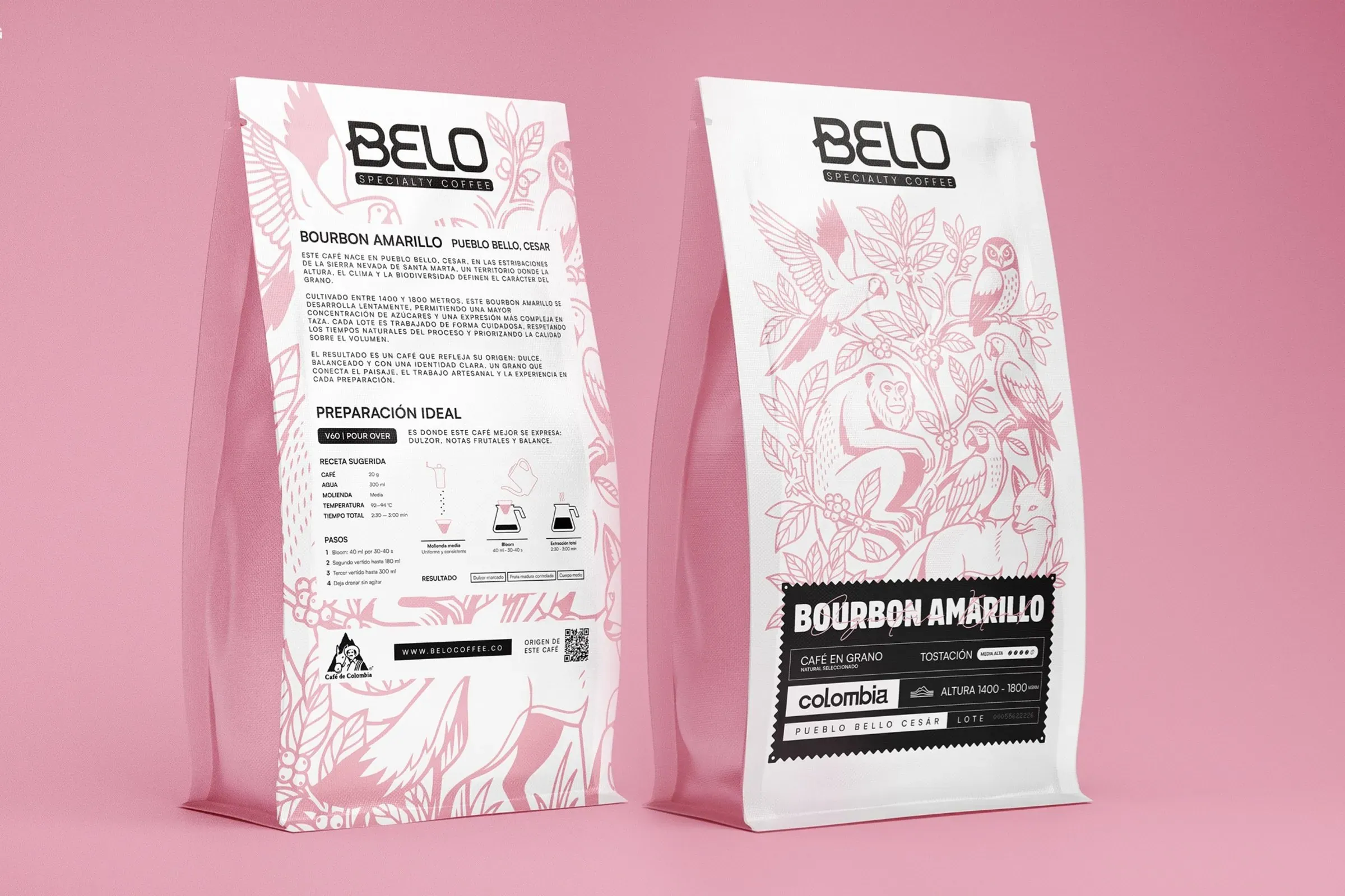 Dos bolsas de Belo Specialty Coffee, frente y reverso, sobre fondo rosa