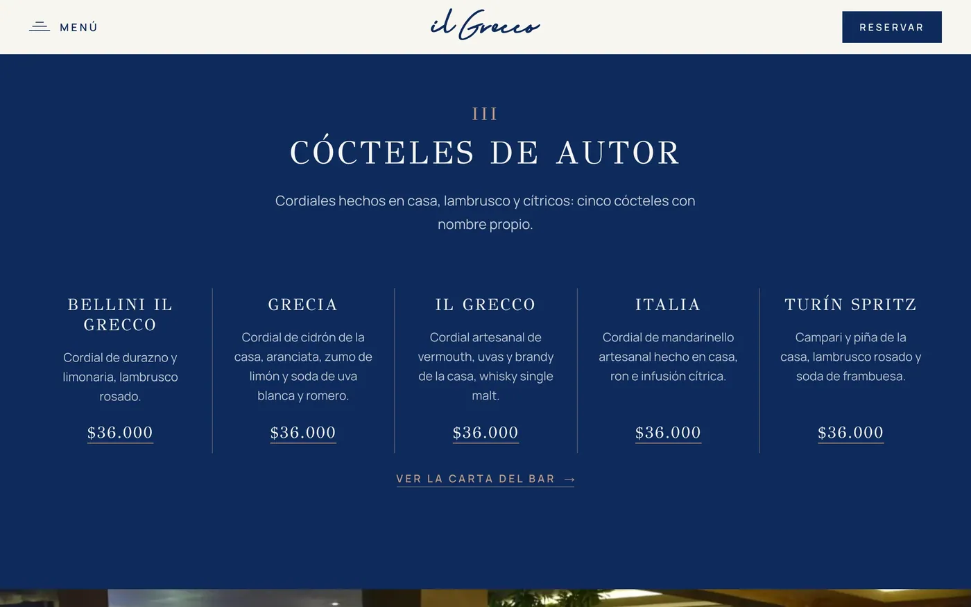 Cócteles de autor en columnas sobre azul Egeo
